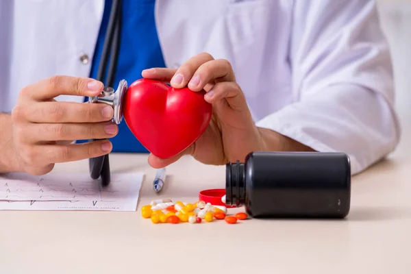 Giovane medico cardiologo maschile che lavora in clinica — Foto Stock