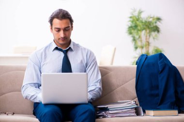 Evden çalışan genç bir erkek.