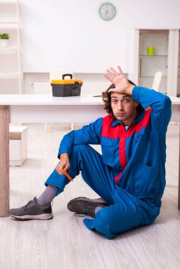 Genç erkek marangoz içeride çalışıyor.