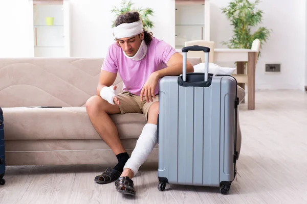 Jovem ferido se preparando para a viagem — Fotografia de Stock