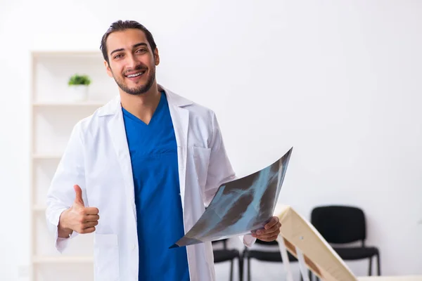 Jeune homme médecin travaillant à la clinique — Photo