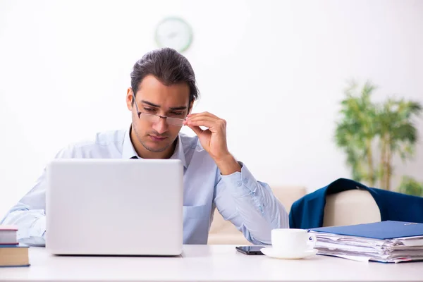 Young male employee working from house — Stock Photo, Image