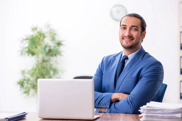 Giovane uomo d'affari che lavora in ufficio — Foto Stock