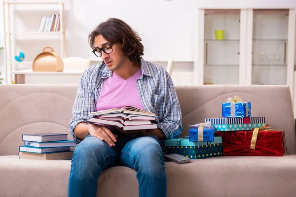 Joven estudiante masculino preparándose para los exámenes durante la Navidad — Foto de Stock