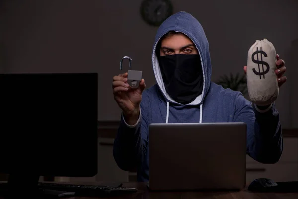 Männliche Hacker hacken SicherheitsFirewall spät im Amt — Stockfoto