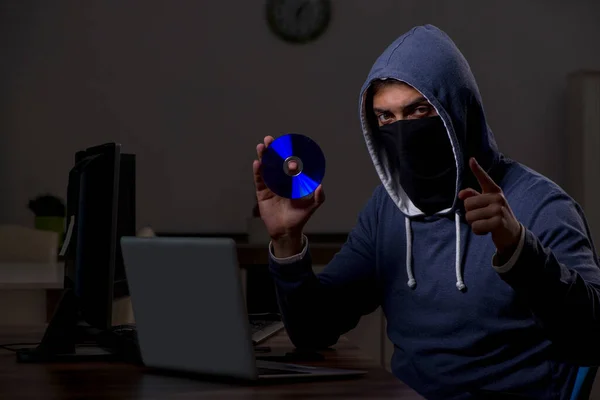 Мужчина-хакер взломал брандмауэр безопасности в конце рабочего дня — стоковое фото