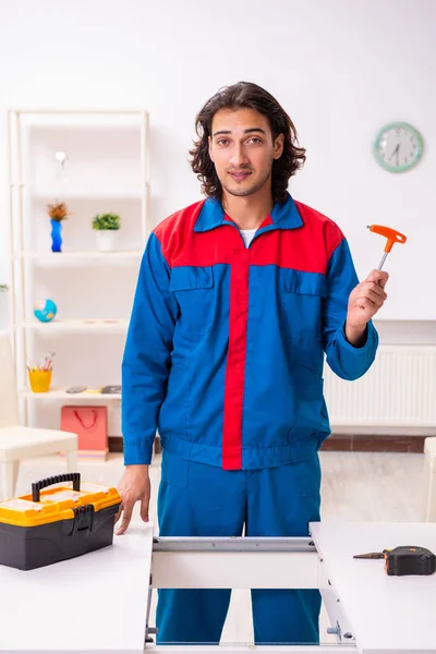 屋内で働く若い男性大工 — ストック写真