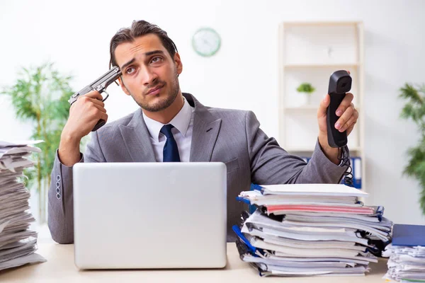 Giovane dipendente maschio infelice con il lavoro eccessivo — Foto Stock