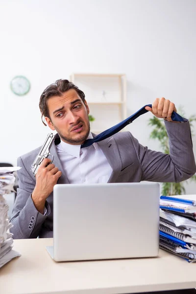 Giovane dipendente maschio infelice con il lavoro eccessivo — Foto Stock