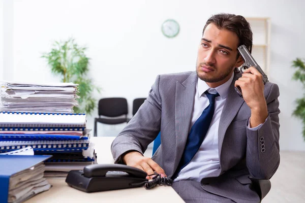 Junge männliche Mitarbeiter unzufrieden mit exzessiver Arbeit — Stockfoto