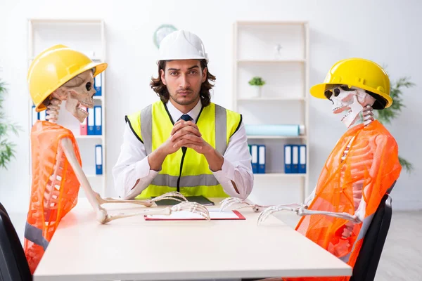 Engraçado reunião de negócios de construção com chefe e esqueletos — Fotografia de Stock