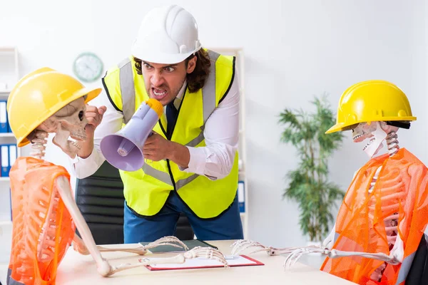 Engraçado reunião de negócios de construção com chefe e esqueletos — Fotografia de Stock