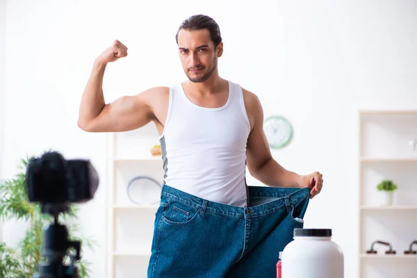 Young male blogger in dieting concept — Stock Photo, Image