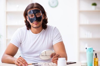 Genç erkek kozmetikçi blogu için video kaydediyor.