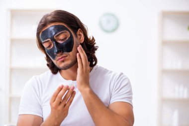 Genç erkek kozmetikçi blogu için video kaydediyor.