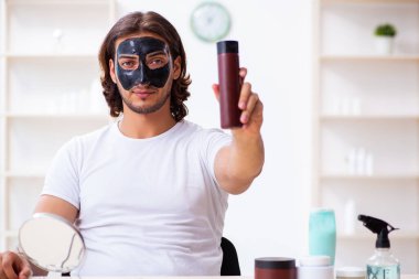 Genç erkek kozmetikçi blogu için video kaydediyor.