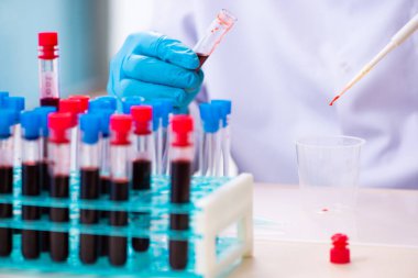 Laboratuvarda çalışan yaşlı bir kimyager.