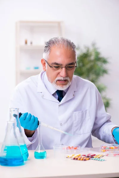 Gammal manlig kemist arbetar i labbet — Stockfoto
