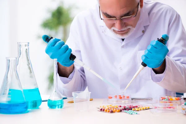 Homem velho químico que trabalha no laboratório — Fotografia de Stock