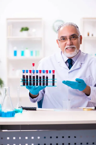 Alter Chemiker arbeitet im Labor — Stockfoto