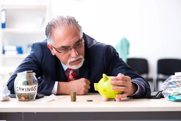 Alter Buchhalter im Konzept der Haushaltsplanung — Stockfoto