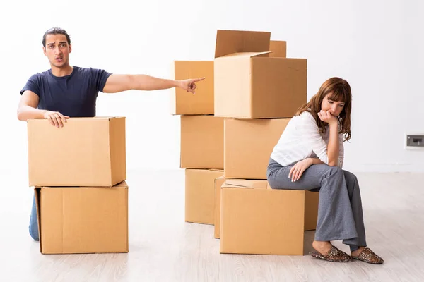 Młoda para i wiele pudełek w koncepcji ugody rozwodowej — Zdjęcie stockowe