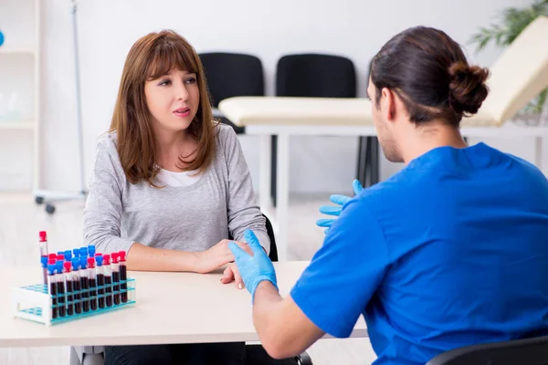 Giovane donna nel concetto di trasfusione di sangue — Foto Stock