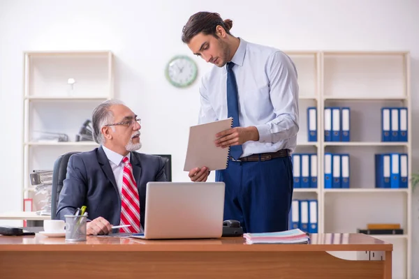 Alt boss und jung männlich mitarbeiter im die büro — Stockfoto