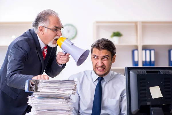 Old boss and young male employee in the office — Stock Photo, Image