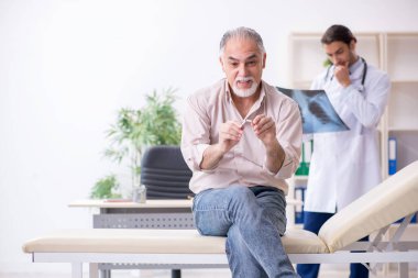 Sigara karşıtı genç erkek doktor ve yaşlı hasta