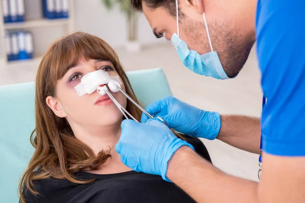 Joven hermosa mujer que visita al médico en concepto de cirugía plástica —  Fotos de Stock