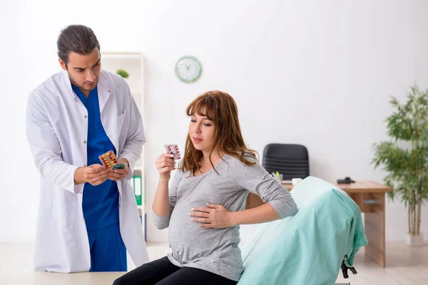 Fiatal terhes nő látogató férfi orvos nőgyógyász — Stock Fotó
