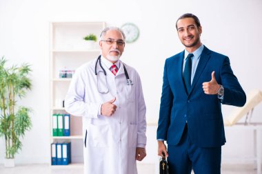Erkek doktor ve iş adamı tıbbi projeyi tartışıyor