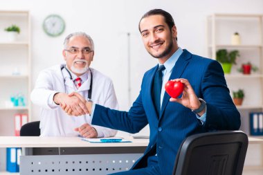 Erkek doktor ve iş adamı tıbbi projeyi tartışıyor