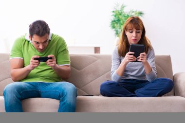 Gadget bağımlılığı konseptinde genç bir çift