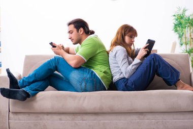 Gadget bağımlılığı konseptinde genç bir çift