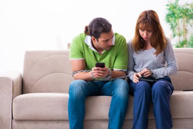 Gadget bağımlılığı konseptinde genç bir çift