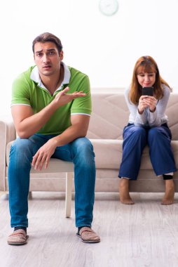 Gadget bağımlılığı konseptinde genç bir çift