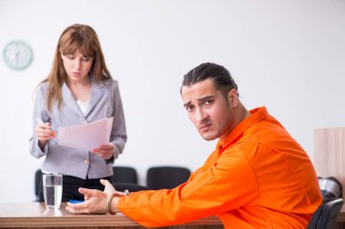 Duruşma öncesi gözaltı avukatıyla görüşen genç adam