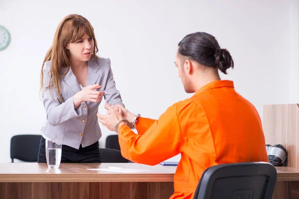 Giovane incontro con l'avvocato in custodia cautelare — Foto Stock