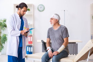 İlk yardım konseptinde genç erkek doktor ve yaşlı hasta.