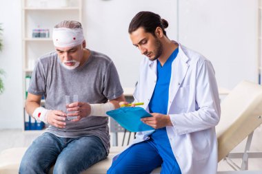 İlk yardım konseptinde genç erkek doktor ve yaşlı hasta.