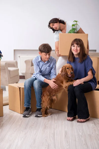 Молодая семья переезжает в новую квартиру — стоковое фото