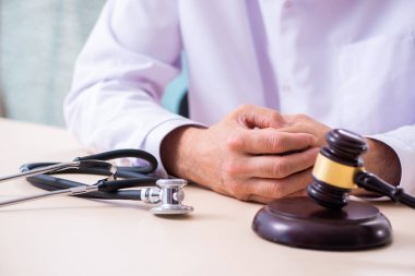 Adliyedeki erkek doktor avukatla toplantıda.
