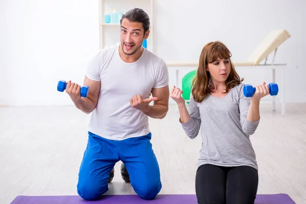 Kişisel koçla spor egzersizleri yapan genç bir kadın. — Stok fotoğraf