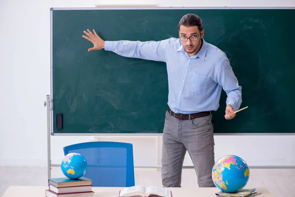 Joven profesor de geografía masculina frente a la pizarra — Foto de Stock