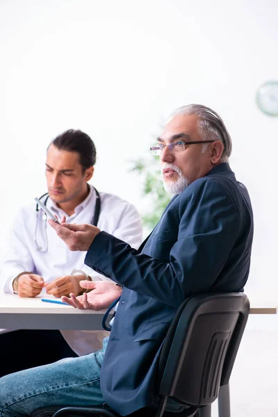 Adliyedeki erkek doktor avukatla toplantıda. — Stok fotoğraf