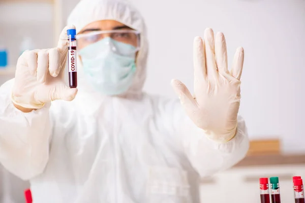 Médico desarrollando la vacuna covid-19 en el laboratorio —  Fotos de Stock