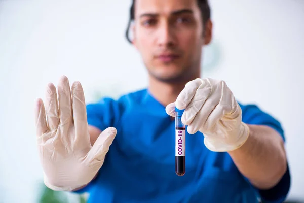 Médico desarrollando la vacuna covid-19 en el laboratorio — Foto de Stock