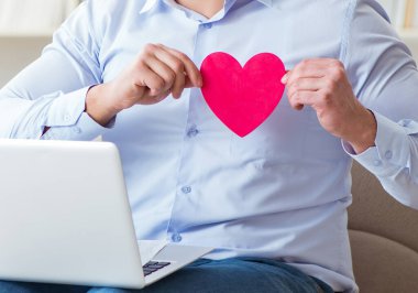 Genç adam internet üzerinden evlenme teklif ediyor.